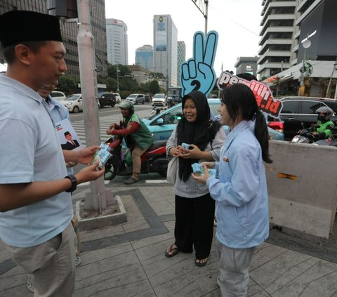 TKN Prabowo-Gibran Bagi Susu di Sarinah: Gemoy Punya Program Nyata