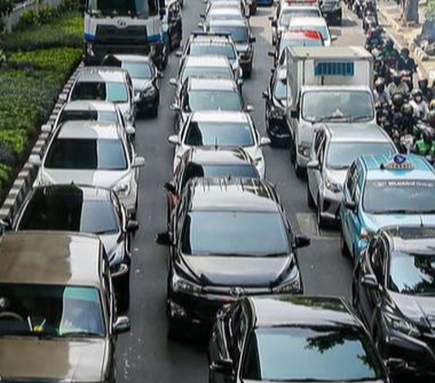 Terjebak Macet di Jalan Tol Bali Mandara, Turis Jalan Kaki Menuju Bandara I Gusti Ngurah Rai