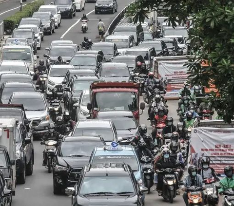 Terjebak Macet di Jalan Tol Bali Mandara, Turis Jalan Kaki Menuju Bandara I Gusti Ngurah Rai