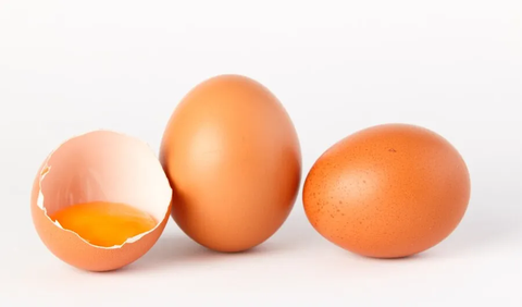 Selain itu, telur juga membantu membangun dan memperbaiki jaringan tubuh, menjaga kesehatan otot, dan mendukung kesehatan tulang.