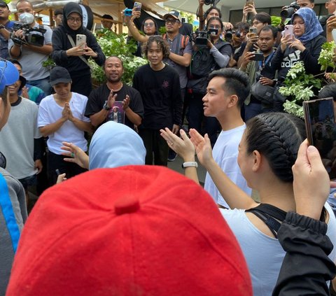 Potret Gibran dan Istri Bagi-Bagi Susu Kotak ke Warga di CFD Sarinah