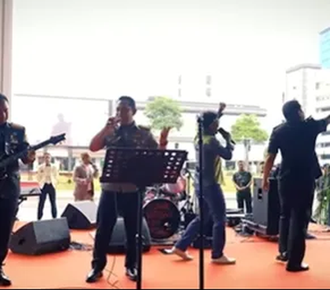 Miliki Suara Merdu, Kapolri dan Panglima TNI Bernyayi Bawakan Lagu 'Ku TaK Bisa' Bersama Slank