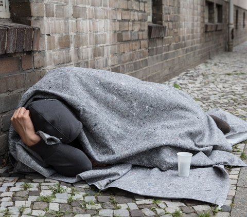 Beggar from Jombang, Hedon, Begs in Ponorogo During the Day and Relaxes at the Hotel at Night