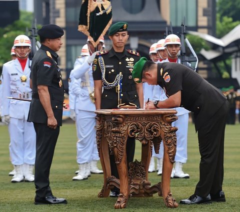 Upacara Serah Terima Jabatan (Sertijab) Kepala Staf Angkatan Darat (Kasad) dari Jenderal TNI Agus Subiyanto ke Jenderal TNI Agus Subiyanto berlangsung lancar.