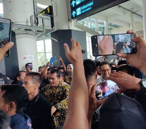 Kampanye di Medan, Anies Disambut Emak-Emak di Bandara