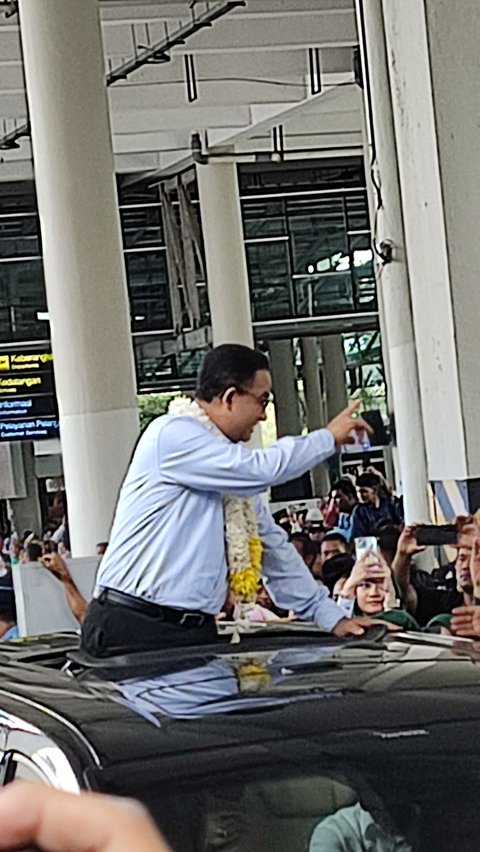 Kampanye di Medan, Anies Disambut Emak-emak di Bandara