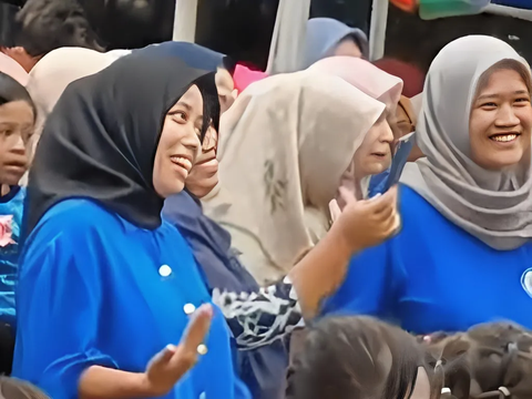 Emak-Emak Joins in Dancing When Her Child Performs in a Competition, Her Expression is Hilarious!