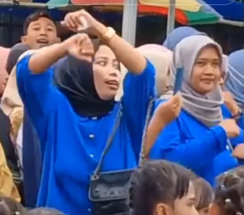 Emak-Emak Joins in Dancing When Her Child Performs in a Competition, Her Expression is Hilarious!
