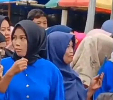 Emak-Emak Joins in Dancing When Her Child Performs in a Competition, Her Expression is Hilarious!