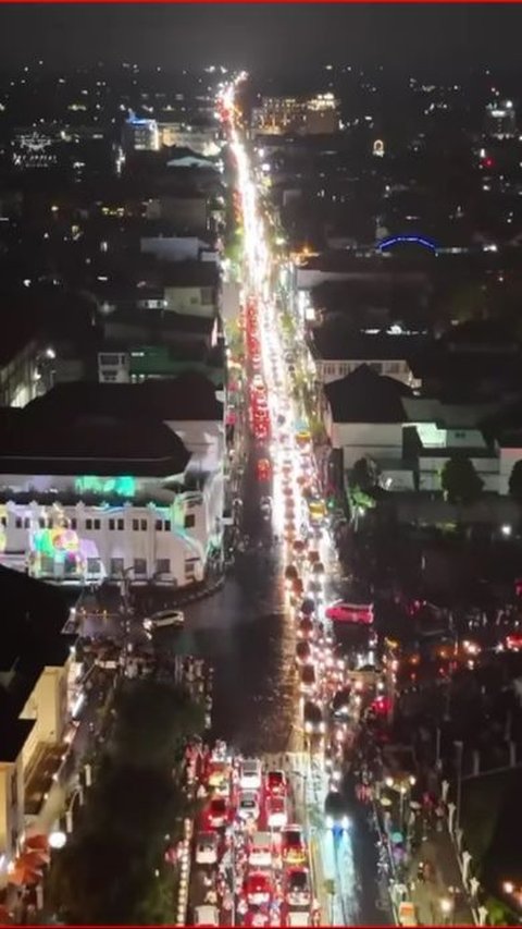 Selain sebagai ajang presentasi karya, festival ini juga menjadi tempat berkumpulnya para pelaku dan pecinta seni cahaya dari seluruh penjuru dunia.