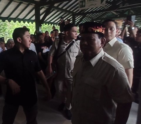 Kampanye di Banten, Prabowo Ziarah ke Makam Sultan Maulana Hasanuddin Didampingi Ratu Tatu & Airin