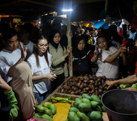 Calon Wakil Presiden nomor urut 2 Gibran Rakabuming Raka didampingi istri Selvi Ananda melakukan blusukan ke Pasar Rawasari, Jakarta, Minggu (3/11/2023).<br>