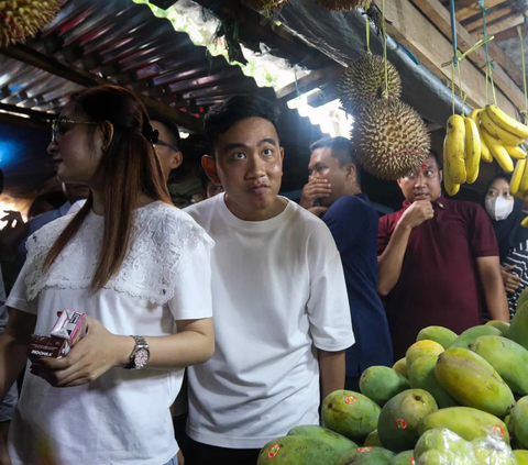 FOTO: Gaya Gibran dan Istri Blusukan ke Pasar Rawasari, Penampilan Cantik Selvi Jadi Pusat Perhatian