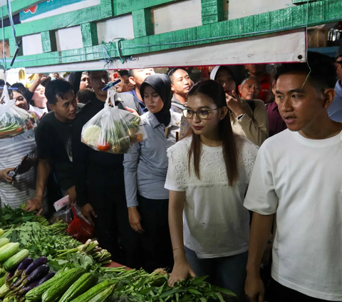 FOTO: Gaya Gibran dan Istri Blusukan ke Pasar Rawasari, Penampilan Cantik Selvi Jadi Pusat Perhatian