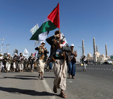 Pejuang yang baru direkrut menjadi pasukan Houthi mengikuti parade militer di Sanaa, Yaman (2/12/2023).<br><br>Parade ini menjadi bagian kegiatan mereka jelang, dikirim ke Gaza untuk berperang melawan militer zionis Israel.<br>