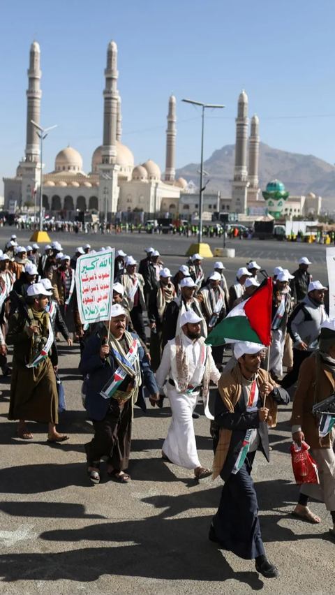 Dalam parade itu, para pejuang berjumlah ratusan yang telah menyatakan sikapnya untuk berperang di Gaza.