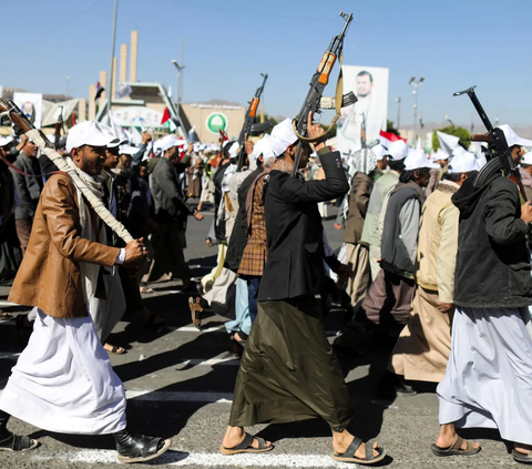 FOTO: Pejuang Houthi Bersarung dan Dibekali Senapan Mesin Siap Dikirim ke Medan Tempur Gaza untuk Lawan Israel