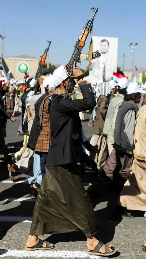 Pejuang yang baru direkrut Houthi saat mengikuti parade militer di Sanaa, Yaman (2/12/2023) yang siap dikirim berperang untuk mendukung Palestina di Jalur Gaza.