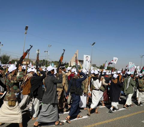 FOTO: Pejuang Houthi Bersarung dan Dibekali Senapan Mesin Siap Dikirim ke Medan Tempur Gaza untuk Lawan Israel