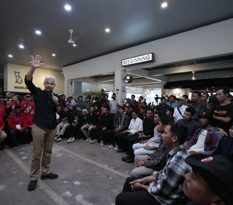 Capres nomor urut 3 Ganjar Pranowo menemui relawan dan Tim Pemenangan Daerah (TPD) dalam lawatannya ke Kota Bima, Nusa Tenggara Barat (NTB), Minggu (3/12).