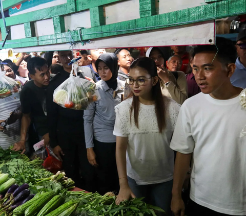 Cawapres nomor urut dua Gibran Rakabuming Raka makan siang di kawasan Nasi Kapau Kramat Raya, Senen, Jakarta Pusat pada Minggu (3/12).