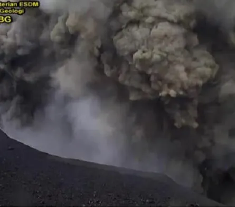 Gunung Marapi Sumatera Barat (Sumbar) kembali erupsi pada Minggu (03/12). Gunung Marapi menyemburkan abu vulkanik sekitar 1.000 meter.<br>