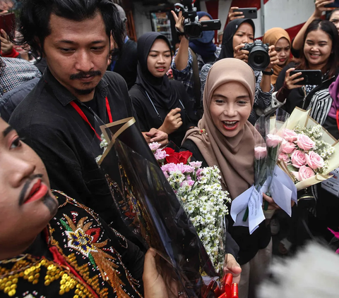 Istri bakal calon presiden Ganjar Pranowo, Siti Atiqoh Supriyanti menghadiri acara Hari Disabilitas Internasional di Bumi Pospera, Cipinang, Jakarta, Minggu (3/12/2023).