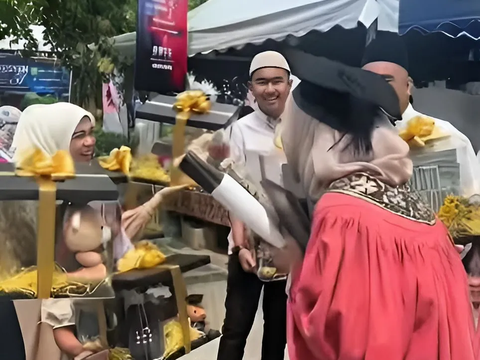 Graduation with Exciting Proposal Feeling, Gifts Packaged Like Seserahan