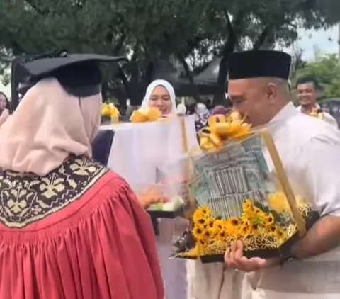Graduation with Exciting Proposal Feeling, Gifts Packaged Like Seserahan