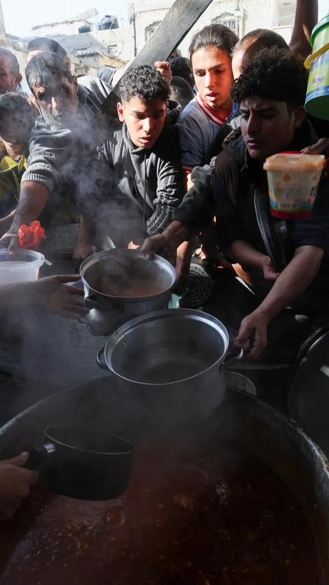 FOTO: Meratapi Warga Palestina di Kamp Pengungsi Rafah yang Semakin Memprihatinkan: Mereka Kelaparan Sampai Berebut Makanan