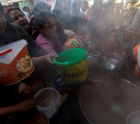 FOTO: Meratapi Warga Palestina di Kamp Pengungsi Rafah yang Semakin Memprihatinkan: Mereka Kelaparan Sampai Berebut Makanan