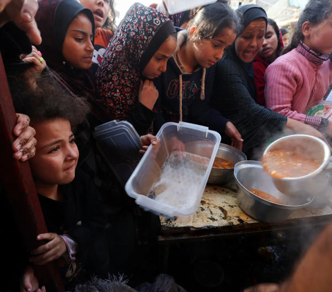 FOTO: Meratapi Warga Palestina di Kamp Pengungsi Rafah yang Semakin Memprihatinkan: Mereka Kelaparan Sampai Berebut Makanan