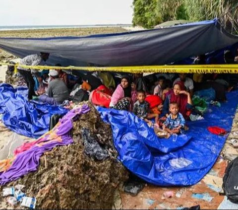 FOTO: Kapal Kayu Membawa Ratusan Pengungsi Rohingya Kembali Mendarat di Pantai Aceh, Ini penampakannya