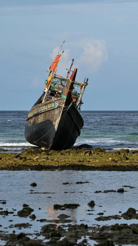 FOTO: Kapal Kayu Membawa Ratusan Pengungsi Rohingya Kembali Mendarat di Pantai Aceh, Ini penampakannya