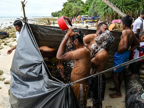 FOTO: Kapal Kayu Membawa Ratusan Pengungsi Rohingya Kembali Mendarat di Pantai Aceh, Ini penampakannya