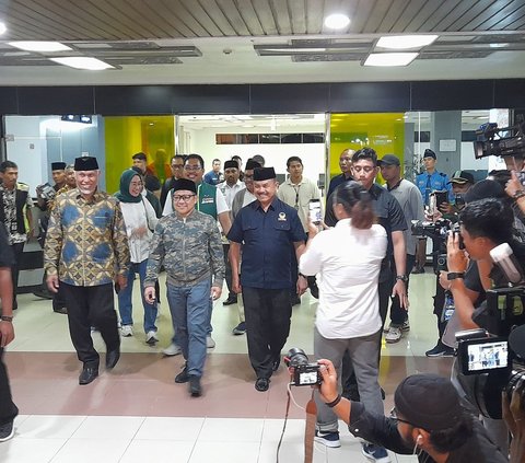 Tiba di Bandara Sumbar, Cak Imin Disambut Ratusan Pendukung