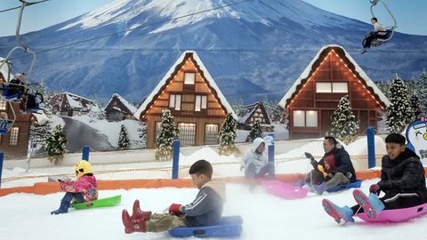FOTO: Libur Akhir Tahun, Serunya Menikmati Taman Salju Bertema Jepang di Bintaro