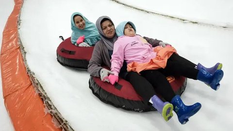 FOTO: Libur Akhir Tahun, Serunya Menikmati Taman Salju Bertema Jepang di Bintaro