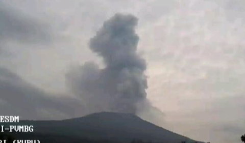 Widia mengatakan, langsung melihat ke arah Marapi dari arah Kecamatan Sungai Puar saat dentuman keras.<br>