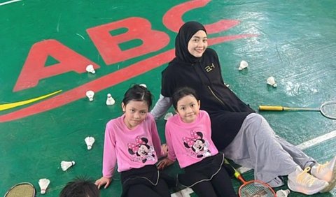 Potret kebersamaan Nuri bersama anak-anaknya saat main badminton.<br>