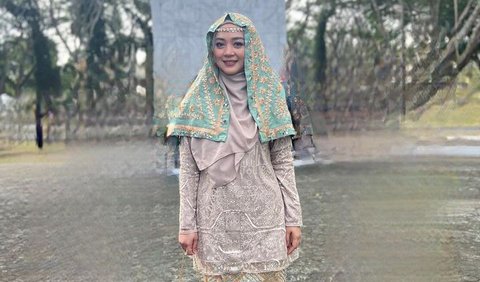 Potret Nuri bikin salfok netizen. Meski menjadi ibu dari tiga anak, penampilannya tetap cantik.