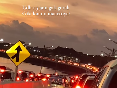 Viral Long Traffic Jam on Bali Mandara Toll Road, Vehicles Not Moving Many Tourists Walk to I Gusti Ngurah Rai Airport