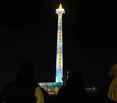 FOTO: Libur Akhir Tahun, Monas Tampil Cantik dengan Warna-warni Video Mapping