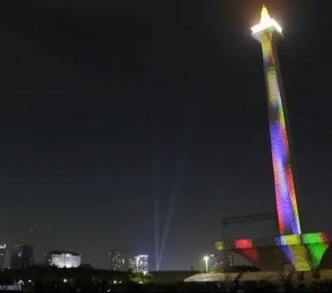 FOTO: Libur Akhir Tahun, Monas Tampil Cantik dengan Warna-warni Video Mapping