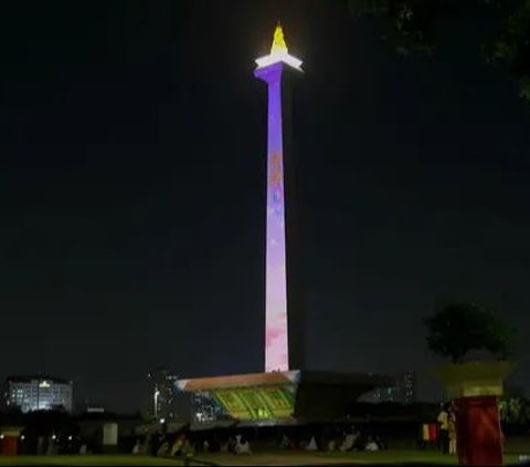 FOTO: Libur Akhir Tahun, Monas Tampil Cantik dengan Warna-warni Video Mapping