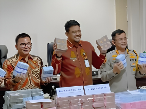 Bobby Nasution Shows Off Rp21 Billion Money Returned from Pocong Lamp Project Contractor in Medan City