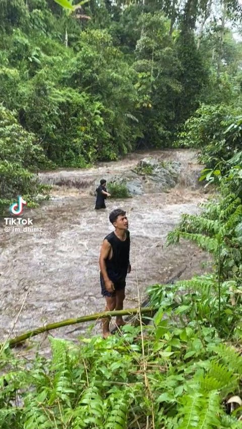 Viral Momen Menegangkan Penyelamatan Pemuda yang Terjebak di Tengah Sungai, Endingnya Bikin Heran Warganet