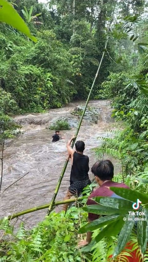 Viral Momen Menegangkan Penyelamatan Pemuda yang Terjebak di Tengah Sungai, Endingnya Bikin Heran Warganet