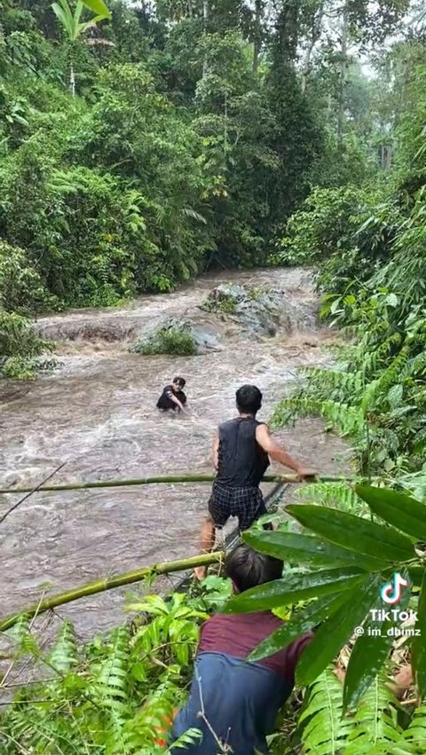 Viral Momen Menegangkan Penyelamatan Pemuda yang Terjebak di Tengah Sungai, Endingnya Bikin Heran Warganet