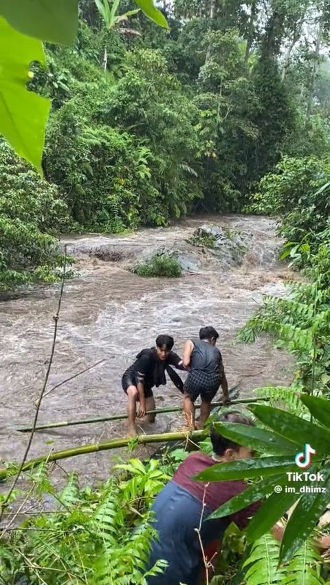 Viral Momen Menegangkan Penyelamatan Pemuda yang Terjebak di Tengah Sungai, Endingnya Bikin Heran Warganet